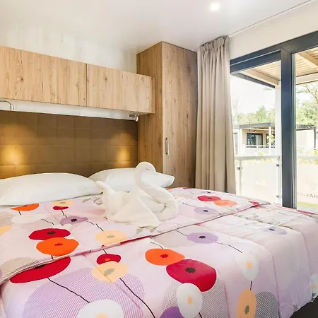 2 Bedroom Cozy Stacaravan In Vabriga 5*