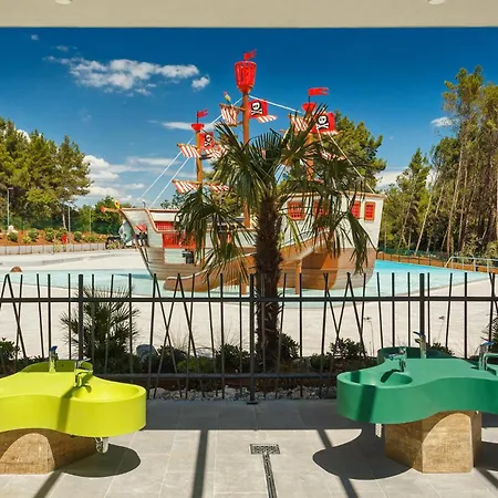 2 Bedroom Cozy Stacaravan In Vabriga Parque de Campismo 5*