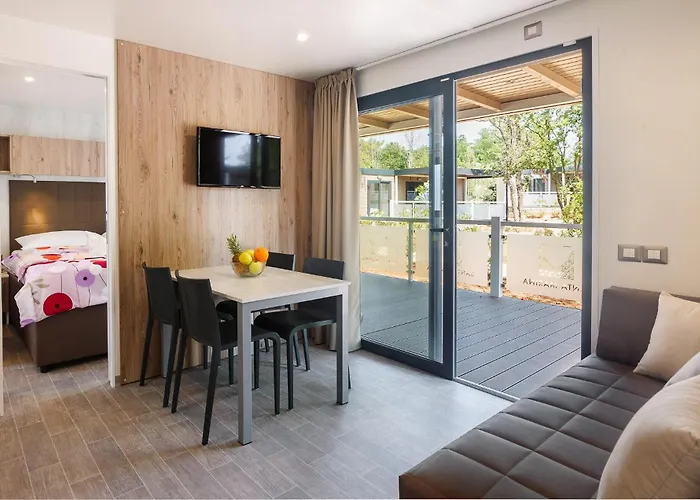 2 Bedroom Awesome Stacaravan In Vabriga 5*